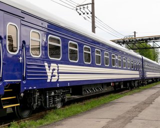 "Щоб не плакати — сміялися": пасажирів потяга "Дніпро-Львів" понад 15 разів евакуювали через атаку РФ