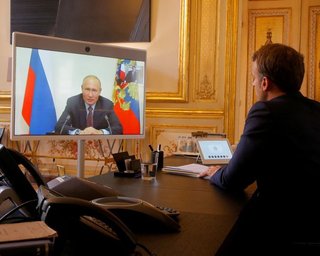 Президент Макрон призвал Путина пролить свет на попытку убийства Навального