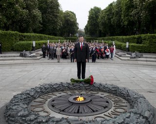 Янукович поздравил украинцев с Днем Победы