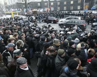 Чернобыльцы под Кабмином прекратили голодовку