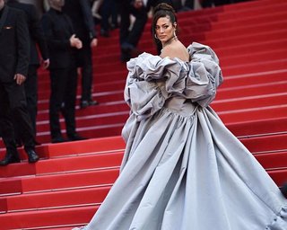 Эшли Грэм в пышном кастомном платье Dolce & Gabbana на 76-м Каннском кинофестивале