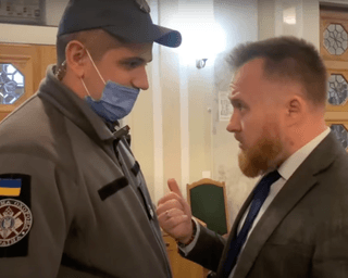 "Слуга народу" Камельчук влаштував суперечку з охоронцями Ради через ПЛР-тест (відео)