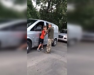 В Одессе мужчина в военной форме "заламывал" и ударил подростка: в ТЦК прокомментировали инцидент