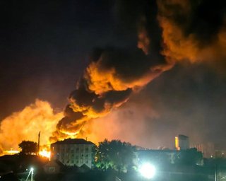 Пылает железная дорога и грузовой поезд: в России из-за массированной атаки БпЛА затруднено движение поездов (видео)