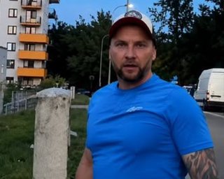 Наздоганяв та махав руками: у Кракові агресивний чоловік переслідував українців (відео)