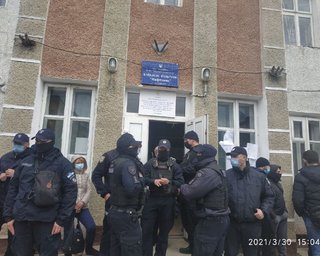 Услужили. Как депутаты Зеленского превратили довыборы в 87 округе в комедию абсурда