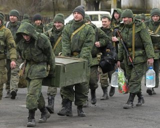 Окупанти під виглядом гуманітарної допомоги вивозять награбоване вантажівками, — Генштаб