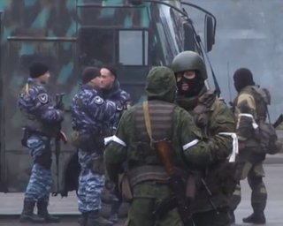 Разборки боевиков: в Луганске вооруженные люди оцепили центр города
