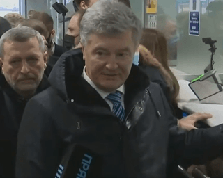 У МВС пояснили, як Порошенко опинився в базі розшуку (фото)