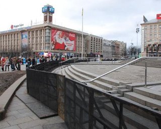 Майдан огородили металлическим забором