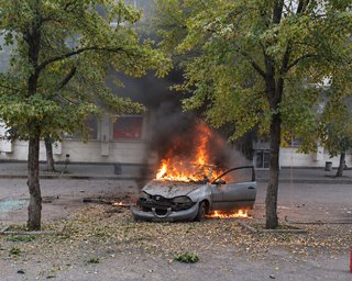 Секунди врятували життя: дрон у Слов'янську вщент спалив авто іноземних журналістів