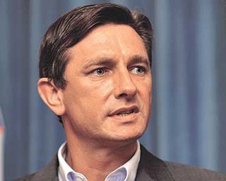 Премьер Словении почистил бутсы футболистам своей сборной за победу над Россией