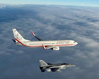 После взрывов: сборная Польши вылетела в Катар на ЧМ-2022 в сопровождении истребителей F-16