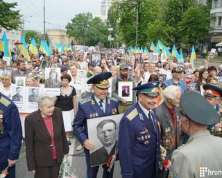 Акция Бессмертный полк в Киеве началась с потасовки возле станции метро Арсенальная