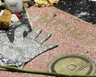 За перчатку Майкла Джексона заплатили 190 тысяч долларов