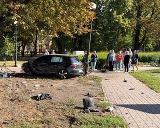 Пішов на обгін і врізався в зупинку: поліція показала момент ДТП на Чоколовському бульварі