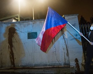 "Кровь на руках режима Путина": посольство России в Праге облили красным веществом (фото)