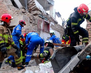 Под Киевом разобрали завалы общежития после атаки БПЛА: названо число погибших (фото)