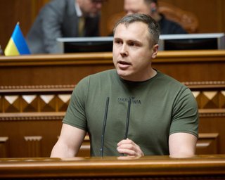 "Должны готовиться быть офицерами": в Раде раскритиковали разрешение на выезд юношей до 22 лет (видео)