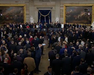 Голые ноги при "минус" семь: сенатор США появился в шортах на инаугурации Трампа (видео)