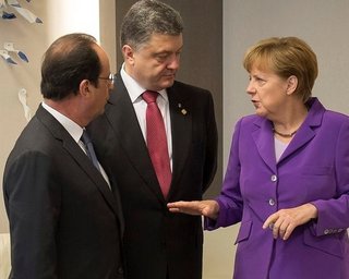 Порошенко, Меркель и Олланд обсудили ситуацию под Дебальцево