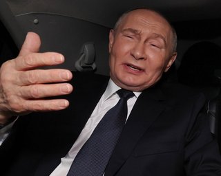 Путин не смог ответить индийским журналисткам зачем бомбит "русскоязычных" украинцев (видео)
