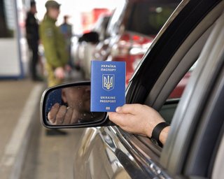 Українці масово виїжджають за кордон: в НБУ назвали причину