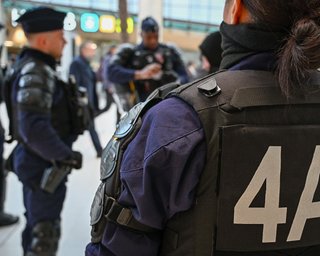 У Франції на протести вийшли сотні тисяч людей: поліція застосовувала водомети та газ (відео)