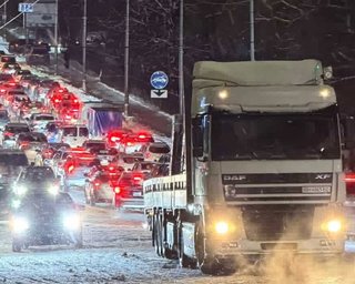 Транспортный коллапс в Киеве из-за снегопадов: люди стоят в длинных очередях на автобусы (видео)