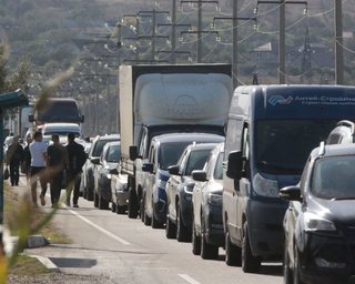Километровые пробки на Крымском мосту: пропускают по 10 машин раз в 30 минут (видео)