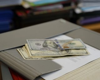 Студент знайшов браковані 20 доларів: як банкнота з наліпкою від банана стала найдорожчою у світі