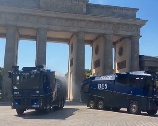 Обстріляла Рейхстаг: берлінська поліція застосувала водомети для боротьби зі спекою