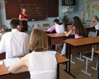 В Донецке закрывают украинскую школу. Родители грозят сжечь себя