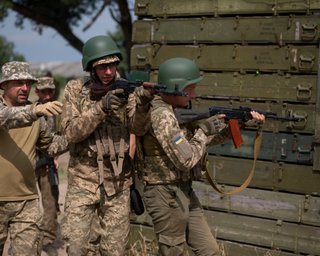 Столько же набирают в РФ: Украина призывает в армию 30 тысяч человек в месяц, — NYT