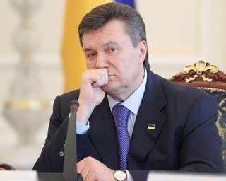 Янукович остается популярным несмотря на ухудшение жизни, - опрос