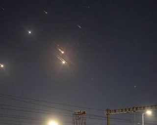 ЦАХАЛ нанесет мощный удар ночью: Иран выпустил по Израилю почти 200 ракет (видео)