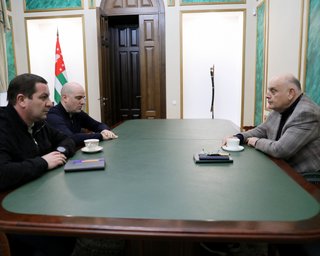 Боїться протестів у Грузії: глава невизнаної Абхазії перевів силовиків на посилений режим