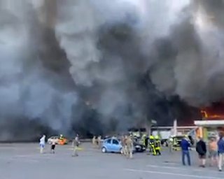 По ТЦ у Кременчуку вдарили крилатою ракетою Х-22 із Курської області, — Данілов