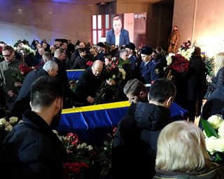 Катастрофа у Броварах: у Києві розпочалася церемонія прощання з керівництвом МВС (відео)