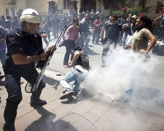 В Греции протестующие избили чиновника кулаками и флагами