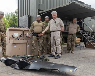 Порошенко показав "трофей з-під Покровська": волонтери впізнали український БПЛА (фото)