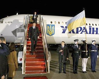 Янукович и Тимошенко прилетели в Краков