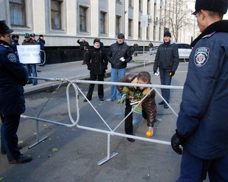  Для митингующих возле администрации президента приготовили автозаки, - СМИ 