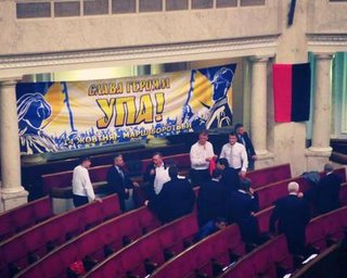 Свобода принесла в Раду плакат Слава героям УПА! и красно-черные флаги