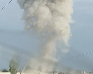 Здійнявся стовп диму: у Новій Каховці пролунали вибухи, є жертви, — соцмережі (фото, відео)