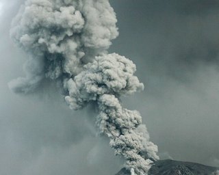 В Индонезии началось извержение вулкана Локон