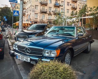 Гость из 80-х: в Киеве заметили знаменитый кабриолет Mercedes (фото)