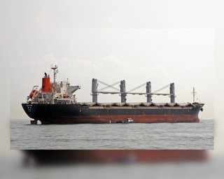 Разбили волны: в Черном море столкнулись суда, которые возят краденое зерно, есть жертвы, — СМИ