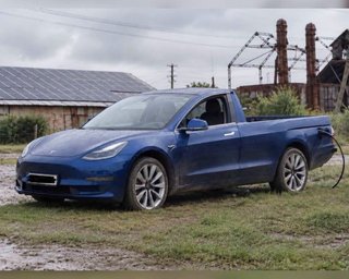 У Горішніх Плавнях розбиту Tesla Model 3 перетворили на пікап (фото)