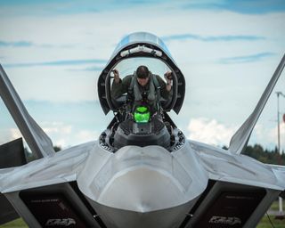 Истребители НАТО получили разрешение атаковать самолеты РФ